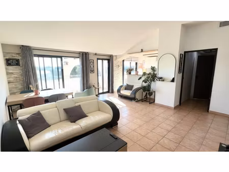 superbe appartement 4 pièces dernier étage avec terrasse et piscine