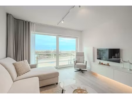 high-end gerenoveerd appartement met frontaal zeezicht.