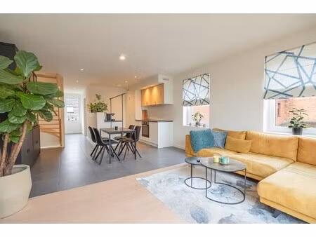 recent triplexappartement met 2 slaapkamers en carport