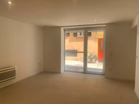 location commerce 1 pièce 31 m² à solliès-toucas (83210)