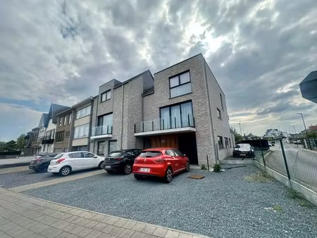 twee vlot bereikbare parkeerplaatsen nabij mc donalds ninove p7 en p8