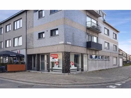 commercieel gelegen hoekpand met parkingplein voor de deur