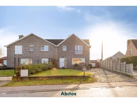 halfopen woning met ruime opslagruimte