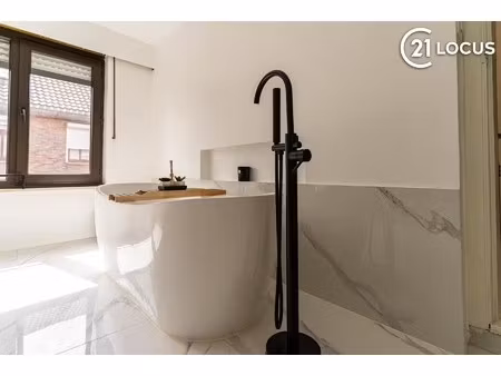 ruime gezinswoning met 3 slaapkamers  garage en recente renovatie (2022)