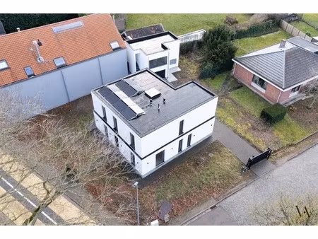 recente en ruime vernieuwbouwwoning met bijgebouw in korbeek-lo