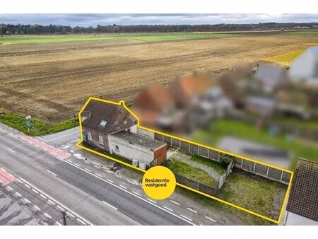 te renoveren hoekwoning met 3 slaapkamers  tuin en centrale ligging in ichtegem