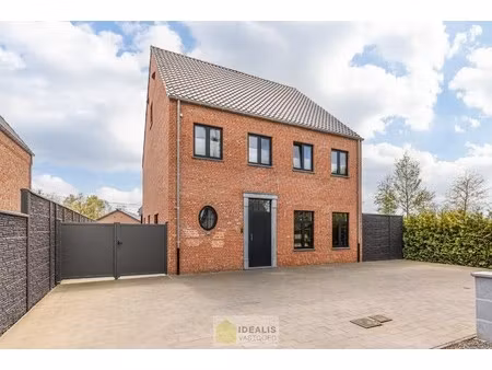 een bijzonder riante woning van maar liefst 302m² woonoppervlakte op een knap perceel van 