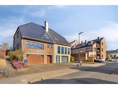 ruime 3-gevel woning (274m²) met 3 slaapkamers  grote garage en mooie tuin