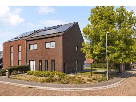 ruime gezinswoning met 3 slaapkamers en 2 badkamers op een absolute toplocatie