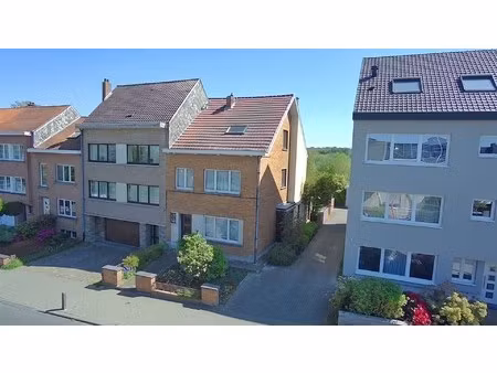 stevige 3-gevel  5 slpks  dubbele garage  centrum  ±17are