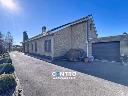 interessant gelegen villa te uitkerke met 3 slpks én 2 garages!