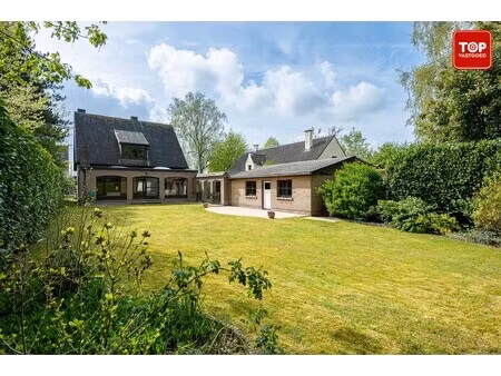te renoveren karaktervolle villa met 4 slaapkamers  gelegen op een perceel van 900 m².