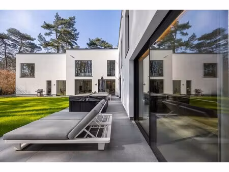exclusieve moderne villa met panoramisch zicht op groen