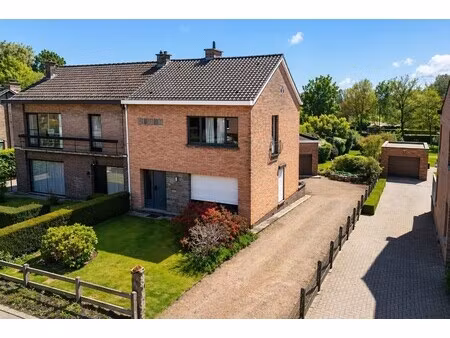 te koop: halfopen bebouwing met zuidgerichte tuin en garage op topligging in waasmunster (