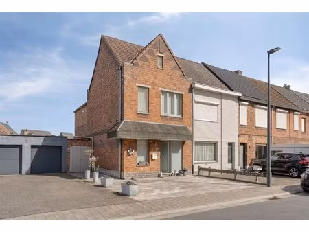 instapklare woning met 3 slaapkamers  tuin en parkeerplaats