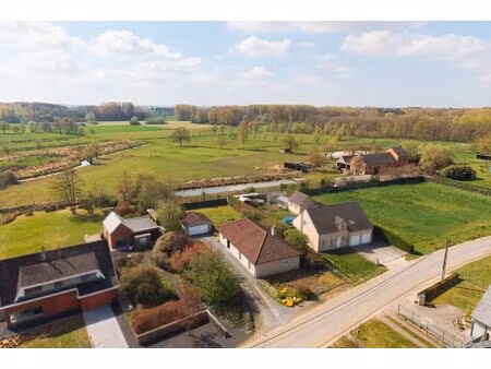 gelijkvloerse open bebouwing met onderhoudsvriendelijke tuin
