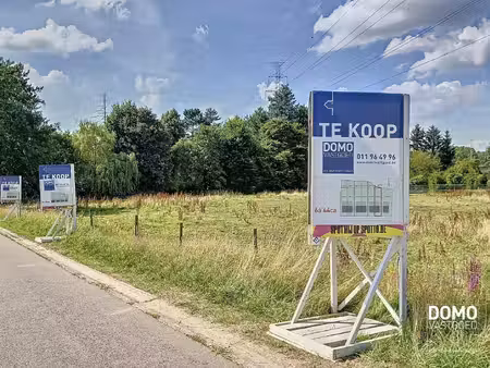 ruime bouwgrond voor een half open bebouwing  gelegen op een perceel van 6a44ca.