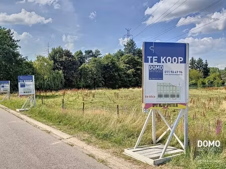 ruime bouwgrond voor een half open bebouwing  gelegen op een perceel van 6a44ca.