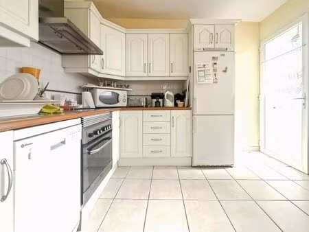 idéal investisseur ! ensemble de 3 logements: soit deux t3 et un t2 avec deux garages et..