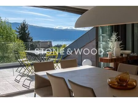 propriété d’exception avec vue sur le lac d'annecy et le château de menthon