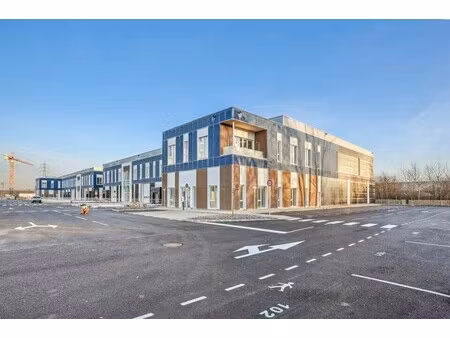 location local d'activités 823 m²