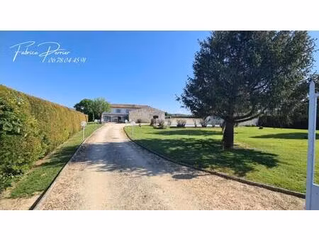 maison 259 m2   dépendance 74 m²  abri 70m²  piscine  terrain 3000m²