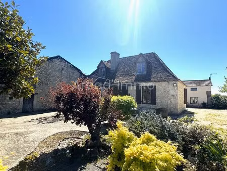 propriété de 3 maisons avec dépendances au milieu du vignoble de monbazillac sur env. 1.6.