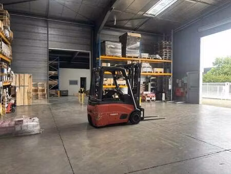 location local d'activités 900 m²