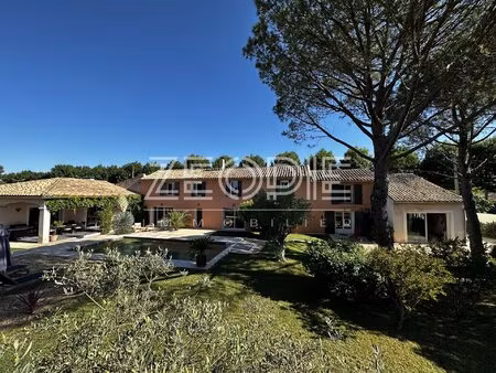 mas ancien rénové sur orange sud  310m2 habitables + dépendances  5 chambres  terrain de..