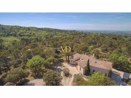 propriété contemporaine au cœur de la nature à venasque