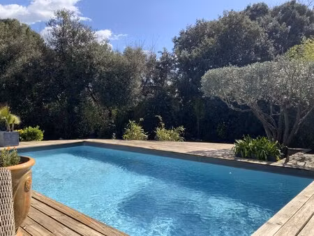 villa de plain pied sur un magnifique terrain arboré avec piscine.