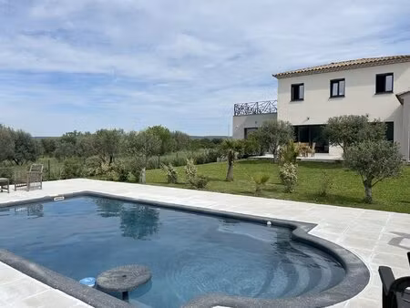 uzès à pieds villa sur beau terrain paysagé avec piscine.