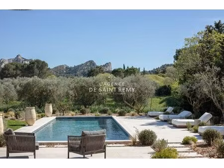 face aux alpilles et aux champs d'olivier à 10 minutes à pied