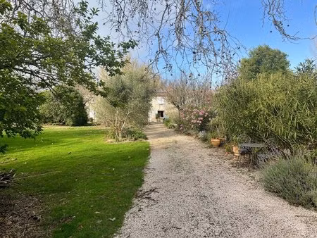 joli domaine au calme  proche commerces.