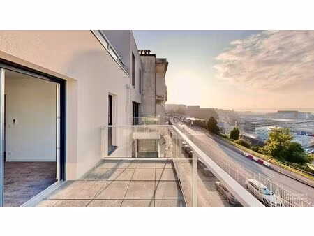 t2 dernier étage avec superbe vue rade.