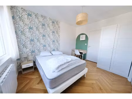 location maison 15 pièces 296 m² à bron (69500)