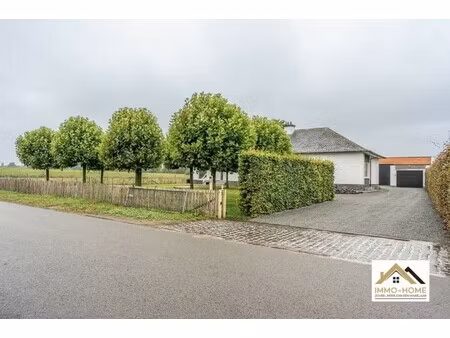 ruime woning met magazijn en open zicht op topligging