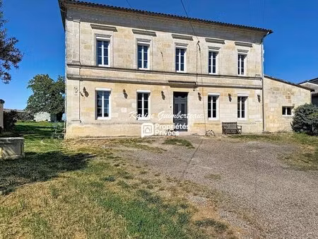 maison familiale en pierre joliment rénovée avec piscine
