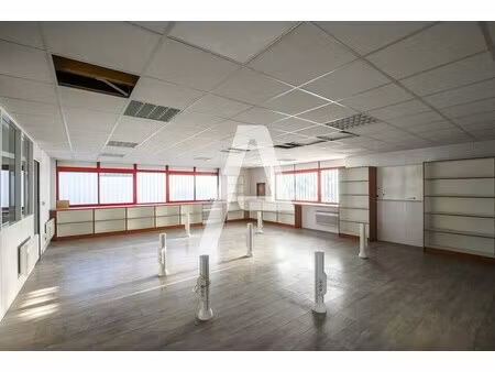 location local d'activités 402 m²