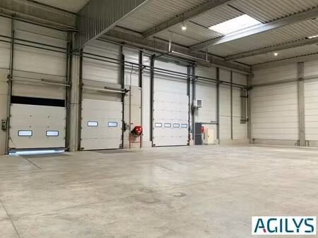 location local d'activités 1 520 m² à 3 290 m²