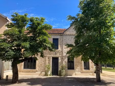 venez découvrir cette agréable maison en pierre du pays avec son jardin piscinable