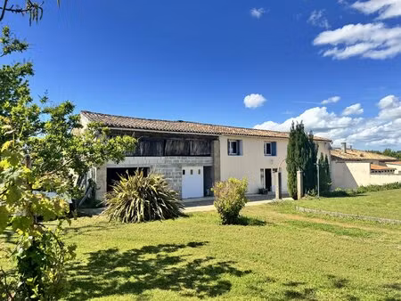 maison charentaise dans son parc arboré avec verger