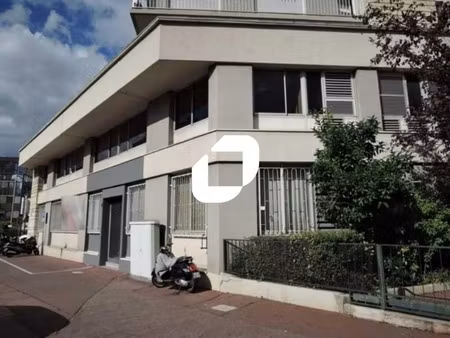 location commerce issy les moulineaux 92130 630m² à 1372m²