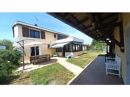 maison  1 suite parental  3 chambres  2 dépendances  terrain clos.