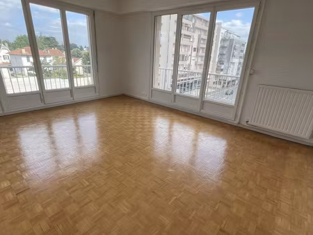 t3 lumineux - foire exposition avec balcons