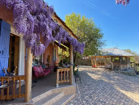 maison pleine d'authenticité avec de superbes extérieurs et