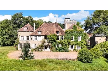 petit château du 16ème sur 1 ha 30 de parc avec tennis et piscine