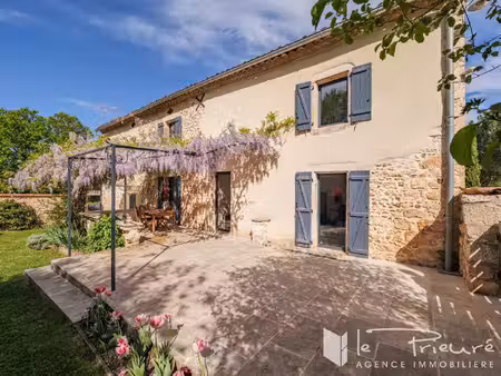 propriété de charme avec maison rénovée  deux gîtes  piscine et environnement naturel...