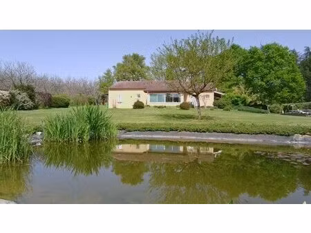 maison individuelle (2008) au calme absolu avec piscine et garage  proche village animé