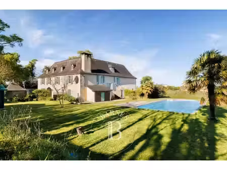 tres jolie bearnaise avec annexe et piscine